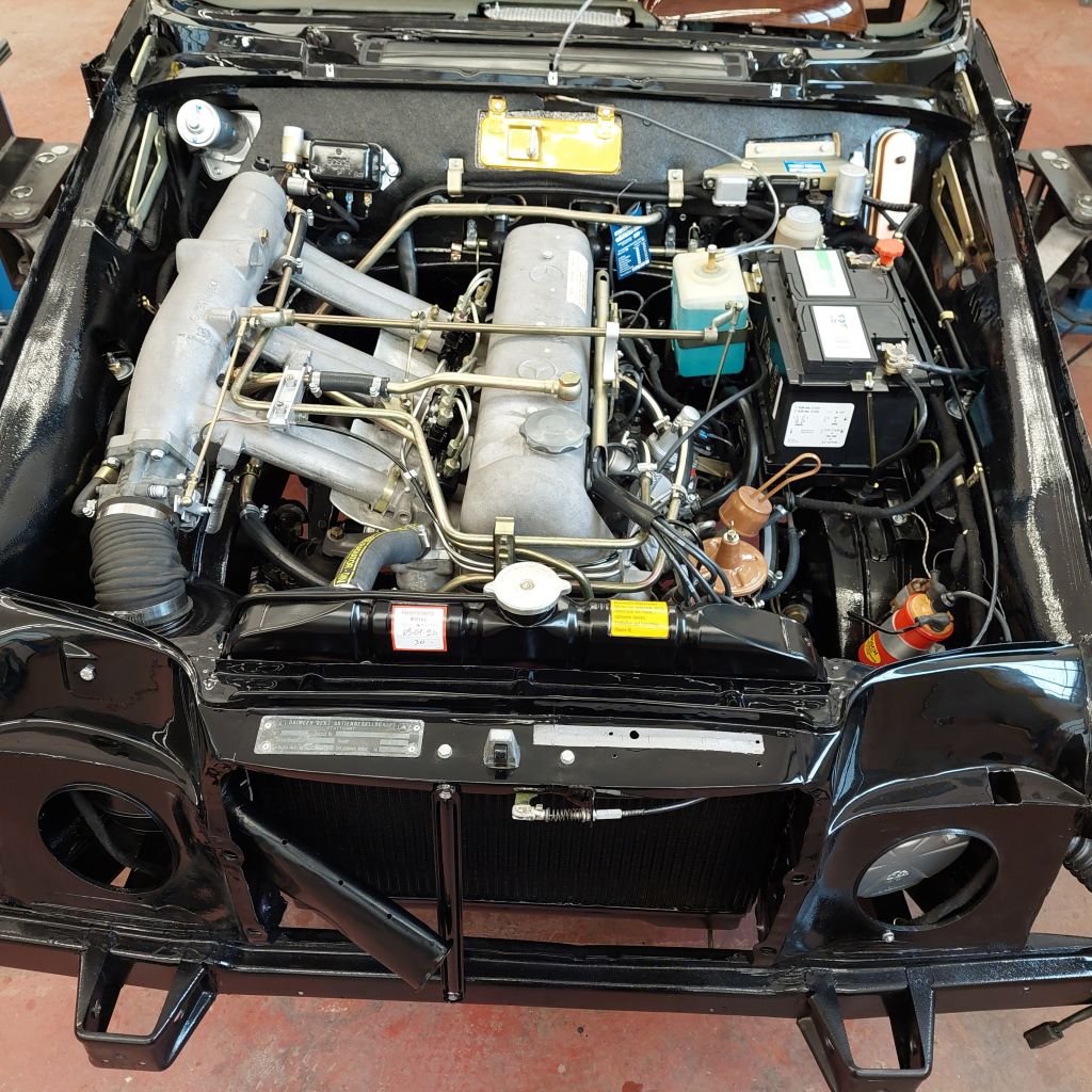 Werkstreu restaurierter Mercedes-Benz Reihensechszylinder-Motor im perfekt aufgebauten, originalgetreuen Motorraum